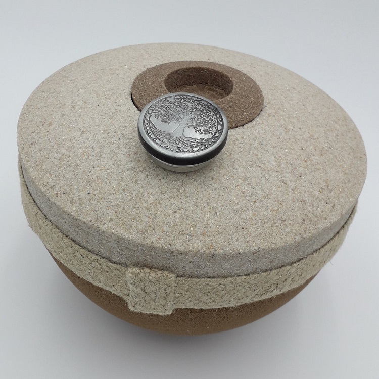 Romana urn is suitable for ashes of individuals weighing up to 112 kg (245 lbs).